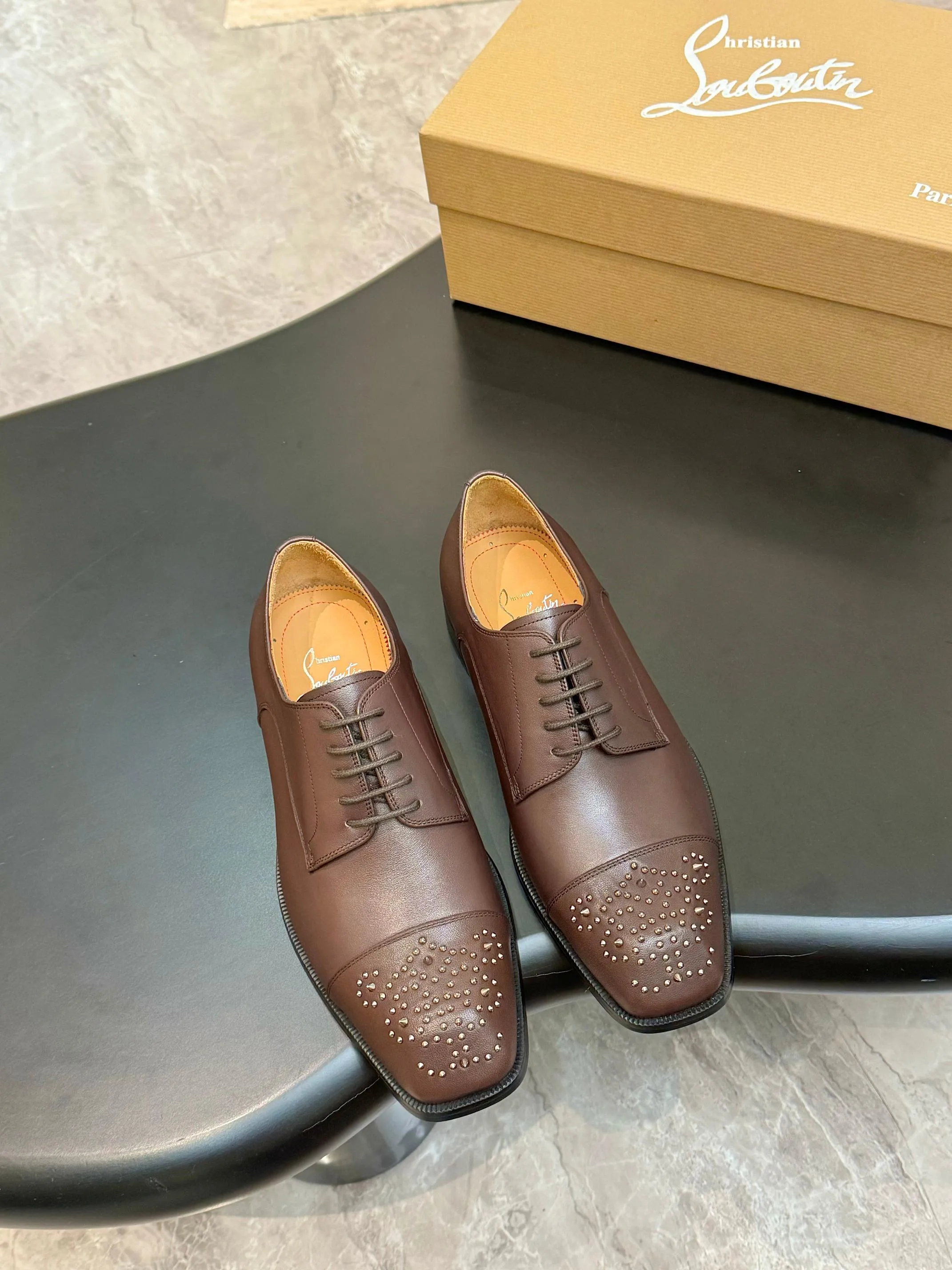 [CL red sole shoes] Top P: 1020💰 Size 39-44 (⚠️38.45.46.47 custom-made, non-returnable and non-exchangeable) 🆑High-end men's business formal leather shoes, original authentic top quality goods ••✅💯 Top original order purchasing agent! Original imported patterned cowhide ➕Imported cowhide lining ➕Cowhide feet ➕Original leather outsole~🉑️Feel free to compare the authentic ones!